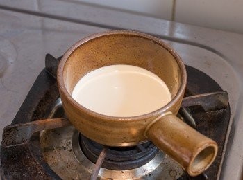 step12: 蛋糕面做法：把淡忌廉倒入小鍋中，一邊攪拌一邊以最小火加熱至淡忌廉邊沿微微滾起出煙。