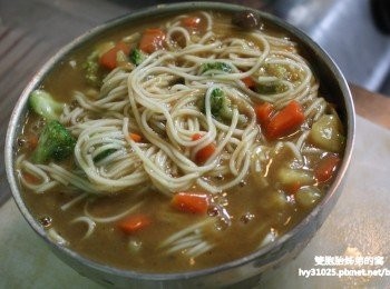 step8: 等麵煮好後，就將調好的咖哩醬倒進撈起來的五木細關東麵，就是我

今天午餐要吃的咖哩麵，忘了說那些一小塊蘿蔔都是先煮過，再和咖

哩混和煮，不是憑空從咖哩塊中掉出來的。