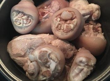 step4: 再放入豬腳。