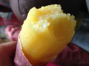 step1: 先洗凈用滾水烚5分鐘取出後放入焗爐以160度火烤焗15-20鐘至皮鬆起便可關取出享用