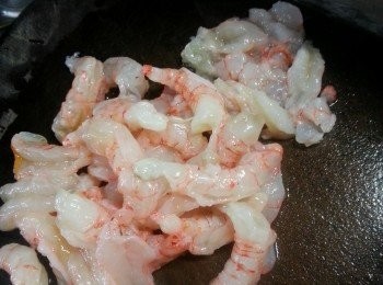 step2: 蝦肉去殼,挑去腸,切細粒備用