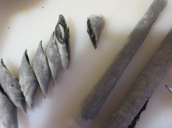 step3: 锅子倒入足够的油，大火热油后，转中火 把紫菜卷炸至微金黄色既可起锅（起锅后还会继续转深金黄色，太迟起锅，会有焦味哦）。