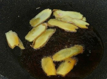 step3: 用麻油熱鍋，下薑片爆香，火不要太大，不然會變得苦苦的