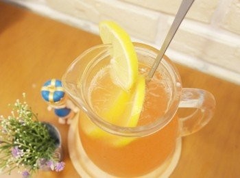 step7: 新鮮檸檬水加上新鮮製作<span class="group_2">草莓糖漿</span>，天然又健康的飲品。最重要的是喝下滿滿的維他命C耶，口感酸甜又養顏美容啦 ❤ 女孩一定要喝的呀!!!!