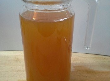 step4: 將魚膠片放入熱茶中，攪拌至完成溶解，放涼。