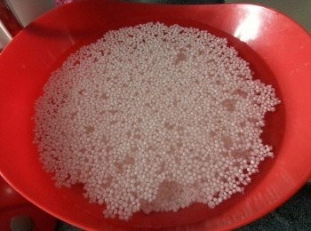 step1: 先做皮部份:西米先用水浸30分鐘,然後隔去水份