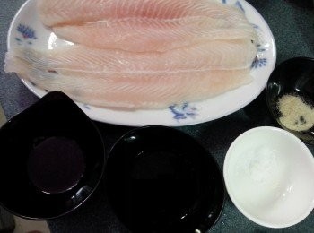 step2: 用醃魚料醃15分鍾以上