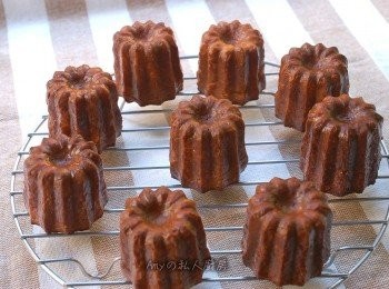 step12: 最後階段:以上火180/下火210烤20分鐘。當銅模上方麵糊已烤出焦糖色時請覆蓋"錫箔紙"續烤,並隨時調整溫度及熟度。因家庭烤箱容易火力不均,每個可麗露的熟度與著色度會有相當大差異,需不定時將烤盤做對調,才能烤出完美的可麗露。出爐後立刻脫模放網架上冷卻。