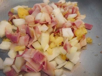 step2: *清炒培根。(可加油或不加，培根本身清炒後便會出油~)