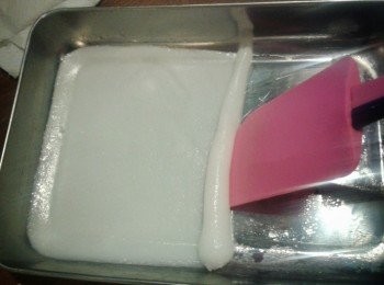 step3: 一邊用膠刮刀，一邊用手將粉皮捲起