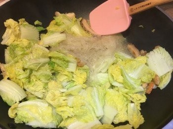 step5: 在中間留位置，加入粉絲及冬菇水，用鑊鏟炒勻，再加入生抽半匙於粉絲上調味及上色，待粉絲軟身後，整鍋子的粉絲和菜炒勻，灑上鹽即可