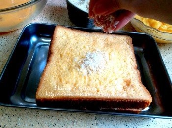 step7: 放入蛋液內沾至每面完全吸收蛋液 , 再灑上麵包糠