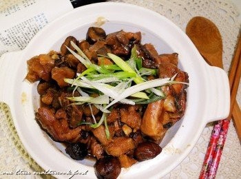 step6: 香噴噴的芋頭栗子悶雞，悶煮過後的肉質相當軟嫩，加上鬆軟的栗子與芋頭，這不來2碗白飯怎行呢( ° ▽、° )