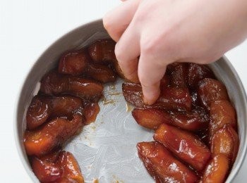 step8: 塗抹奶油10g（ 分量外）在烤模內側，再將蘋果沿著邊緣往中心方向排列。