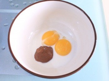 step1: 雞蛋分開蛋黃和蛋清，在蛋黃加入牛奶、融化牛油和香草精，攪拌均勻。