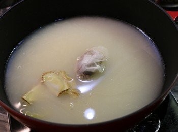 step9: 把魚湯再煮滾，放入酸菜絲、胡椒湯包和煎過的薑片，加蓋小火煮15分鐘。（試一試味道，若湯不夠咸，酌量加點鹽調味。）