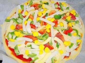 step8: 再將麵皮上塗上蕃茄醬及所以材料都鋪好