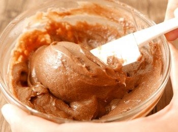 step2: 在碗中混合忌廉芝士和Nutella，放到微波爐加熱10秒，取出攪拌。重覆2-3次直至攪拌至順滑。