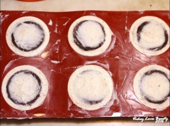 step10: 可先用湯匙挖取1匙的慕斯糊填入圓形模(亦可將慕斯放入擠花袋內)
先用湯匙的背面將慕斯塗滿整個圓頂
之後再放入餅乾碎或是新鮮的莓果之後，再放入少量的慕斯
之後再鋪上剛才取好的圓形蛋糕片，再取適量的慕斯抹平表面，後入冰箱冷凍一晚