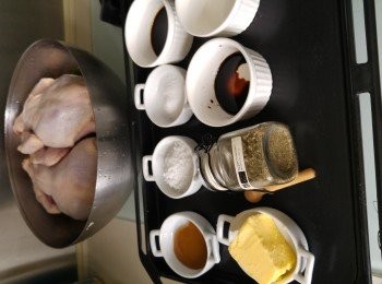 step1: 雞溶雪後搽上<span class="group_2">醃料</span>,可挑起塊皮搽入雞肉和雞殼裏面,然後放入雪柜風乾不需包保鮮紙。