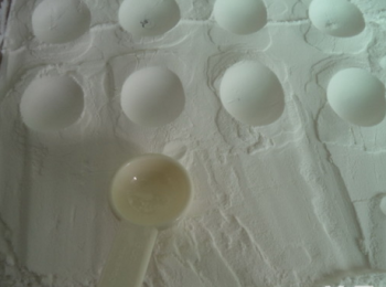 step4: 用量勺壓出圓形小坑，放一邊待用。