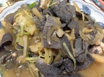 step4: 先開鑊爆香酸菜及辣醬再加入牛柏葉灒酒及一杯水加入薯粉蓋好炆一會開蓋兜混至汁收濃便可上桌享用