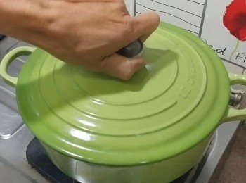 step9: 煮滾後蓋上煲蓋轉慢火燜10分鐘