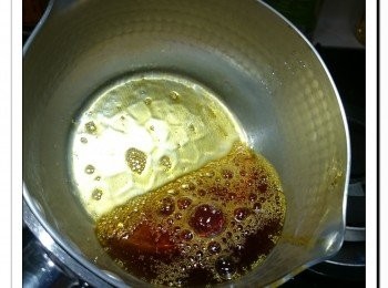 step3: 把焦糖倒入布丁模。