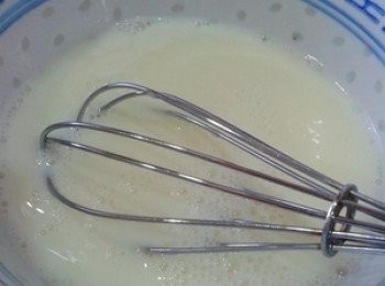 step2: 将蛋白倒入一个深碗里加入鲜奶和炼奶充分拌匀。