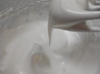 step1: 蛋白放入乾淨的盤內，以攪拌器打發再加入糖，打發至尖角微微彎曲的濕性發泡狀態