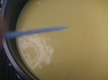 step7: 將<span class="group_3">餅底</span>焗盤包上兩層錫紙, 再將忌廉芝士混合物倒入焗盤內, 將焗盤凳幾下排空氣, 然後用牙籤拮穿氣泡。