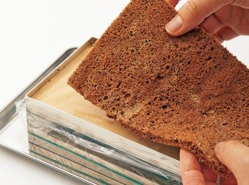 step27: 將另一片巧克力軟餅塗好潘趣酒，翻面後放在26上面。