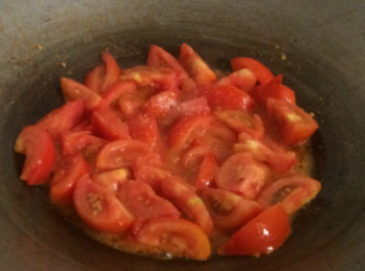 step3: 熱油鍋，下番茄翻炒至出汁。