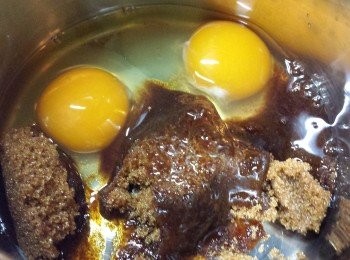 step2: 先將蛋及糖打至企身，約2分鐘。