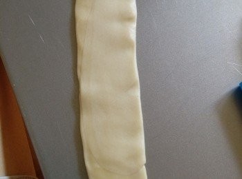 step9: 然后把筒状的面剂子压扁成长条形