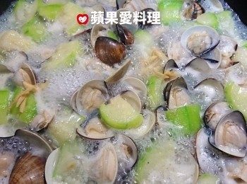 step6: 下薑絲：蛤蜊全開後，打開鍋蓋，放入薑絲，煮5秒，熄火。