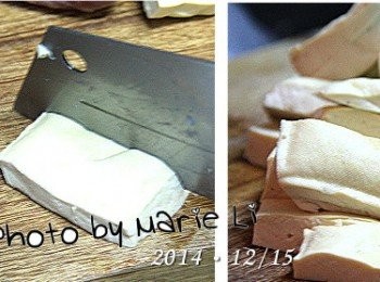 step2: 《生豆干》洗淨
先從橫面切一刀，把豆干切薄一點
再切成兩個長方塊狀，備用