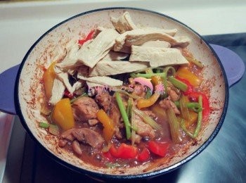 step4: 加入一杯花雕酒.放入生豆皮.蓋鍋悶煮5-8分鐘