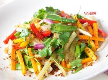 step4: 一盤繽紛色彩的鮮蔬，香氣十足，健康的美味完成囉~