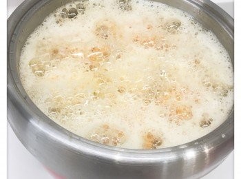 step3: 5.將有蛋醬的面包放入鍋內炸1分鐘至金其黃色後反轉另一面再炸至金黃色則可
6.將已炸好的放在隔油紙上隔油