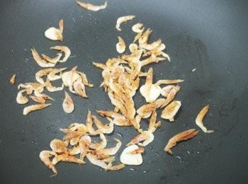 step1: 在鍋中倒入少許的油後放入蒜片爆香~~ 接著放入櫻花蝦炒出香氣後取出備用!!!