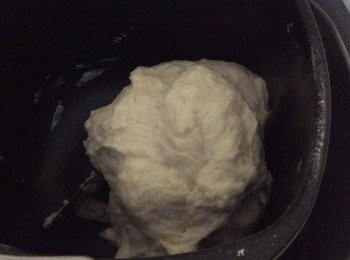 step2: 攪拌至粗燥麵團時，加入粟米油