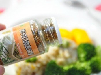 step6: 起鍋後，可以用冰淇淋勺子裝盛燉飯，再加入綠花椰及胡蘿蔔、荷蘭豆等裝飾擺盤，灑上鄉村田園風味鹽..