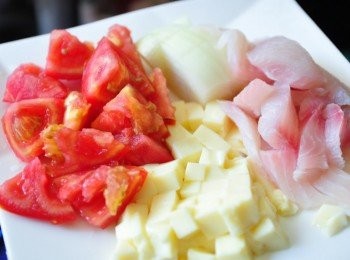 step2: 將蕃茄、洋蔥、魚片切塊狀；芙蓉豆腐切方塊