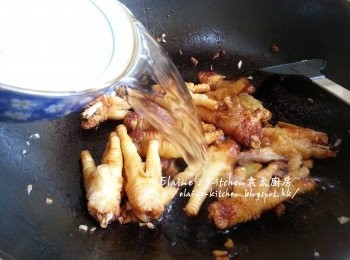 step3: 燒紅鑊 , 爆香薑片 , 蒜蓉及鳳瓜 , 加入<span class="group_2">調味料</span>拌勻煮滾