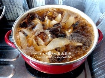 step9: 煲內逐一放入貢梨片 , 羅漢果碎及生薏米 , 加入適量水用中火煲滾後