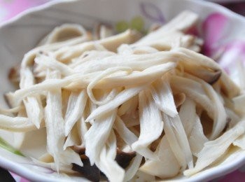 step2: 杏鮑菇絲口感非常像雞肉，健康又零油脂喔!