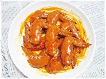 step5: 也可全程用平底鍋香煎至熟，再取出沾裹<span class="group_3">醬汁</span>。
但記得快煎熟時要打開鍋蓋一會，讓雞翅表面乾酥一點！
