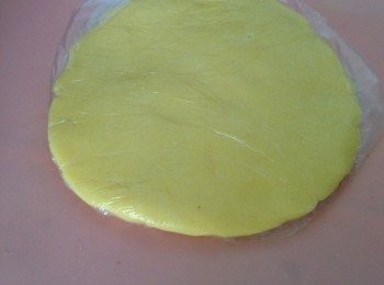 step3: 把麵團放入保鮮袋中按壓成一個扁圓，並放入冰箱雪1小時。