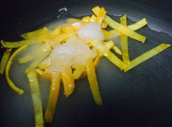 step5: 處理好的橙皮放鍋內，加入糖和200毫升水先用中小火煮滾後，轉最小火慢煮。